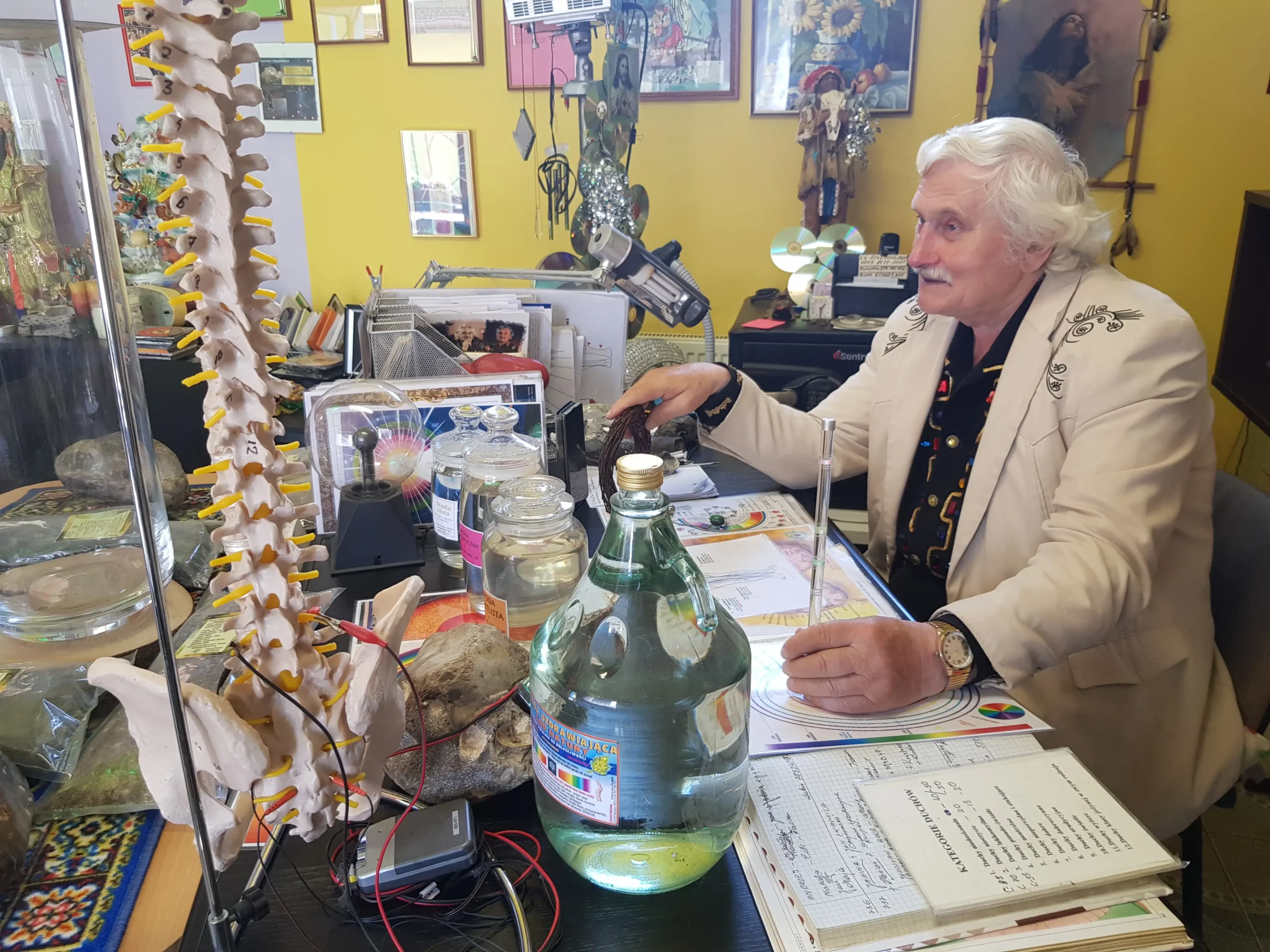 Mieczysław Bartnik pracuje nad pacjentem w gabinecie Huna