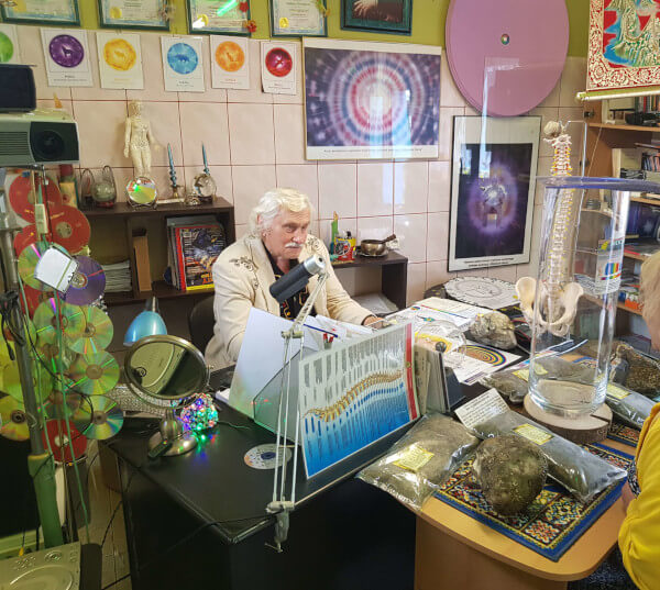 Mieczyslaw Bartnik w gabinecie Huna przeprowadza oczyszczanie energetyczne